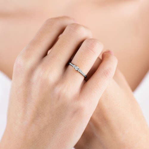 Pierścionek zaręczynowy Dream: czarne złoto, diamenty